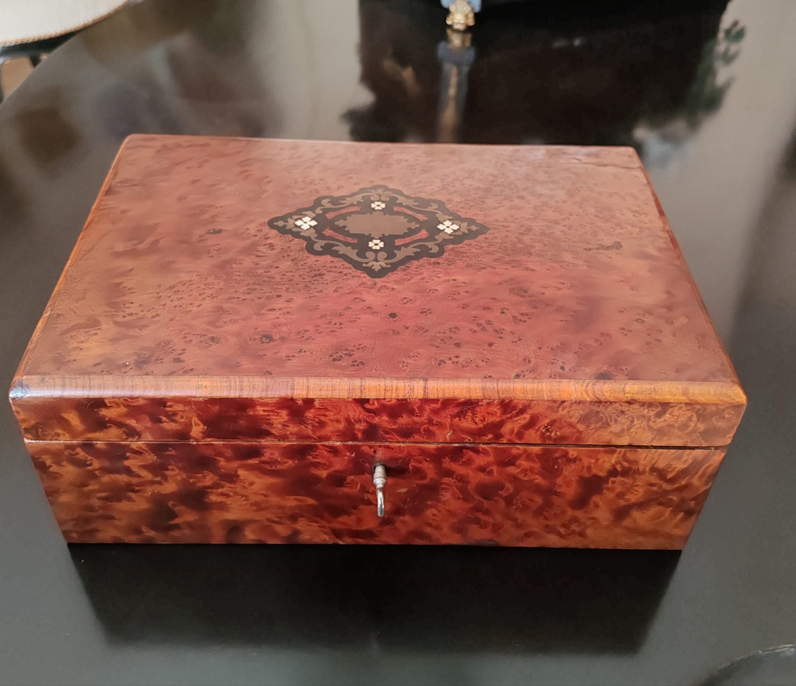 Coffret à bijoux
            NapoléonIII
       en Loupe de Thuya