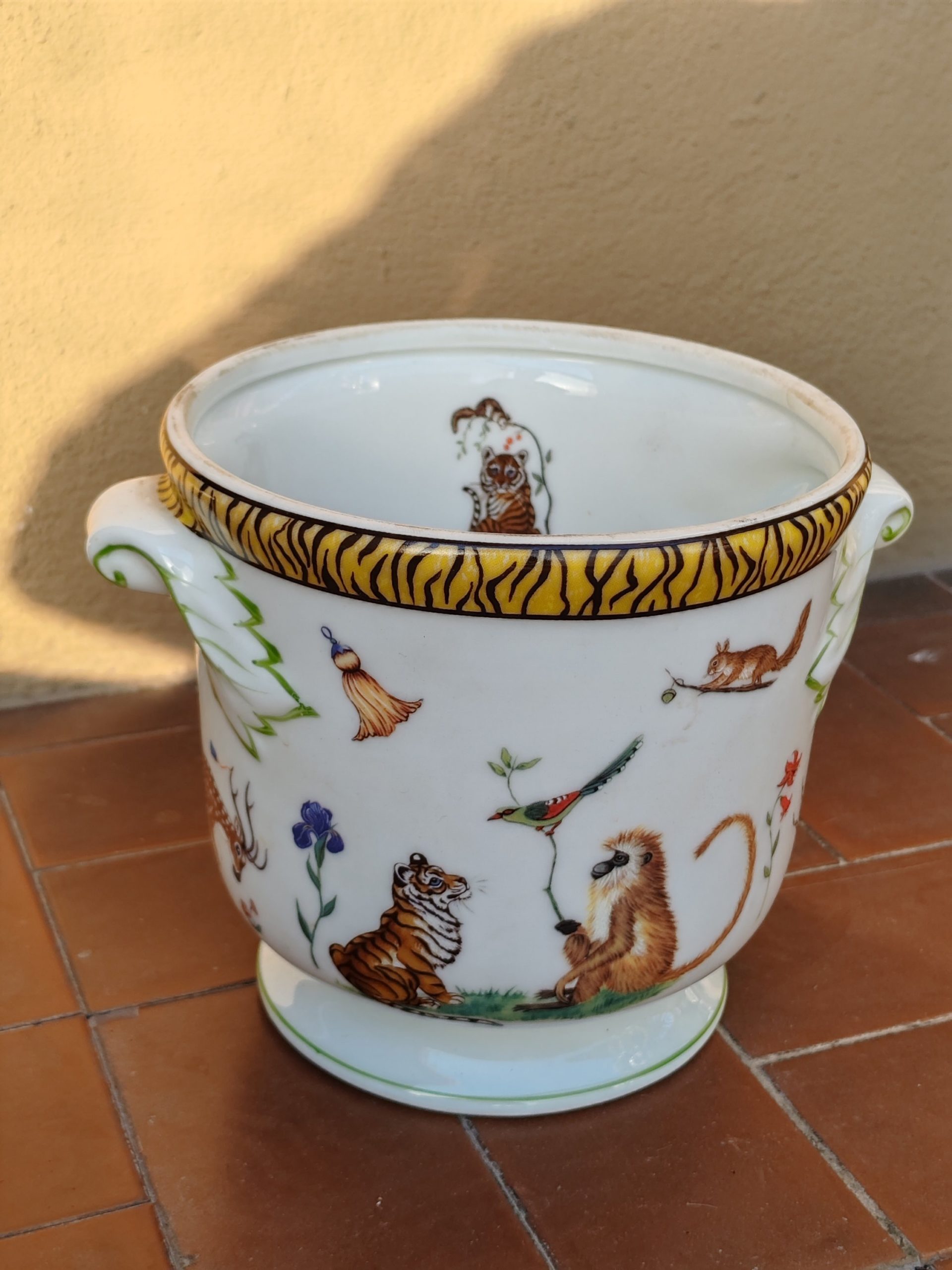  » La parade des Animaux »
           Cache-pot
          en Faïence