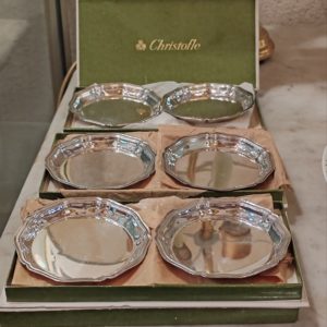 6 Dessous de Verre en Métal Argenté CHRISTOFLE
Modèle Spatours
Dans leur boîte par 2
Diamètre 8,5 cm