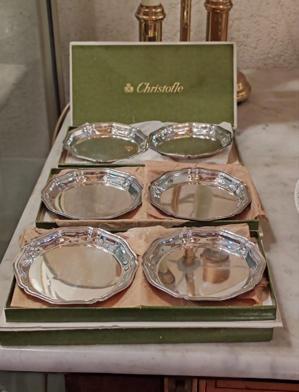 6 Dessous de Verre en Métal Argenté CHRISTOFLE
Modèle Spatours
Dans leur boîte par 2
Diamètre 8,5 cm
