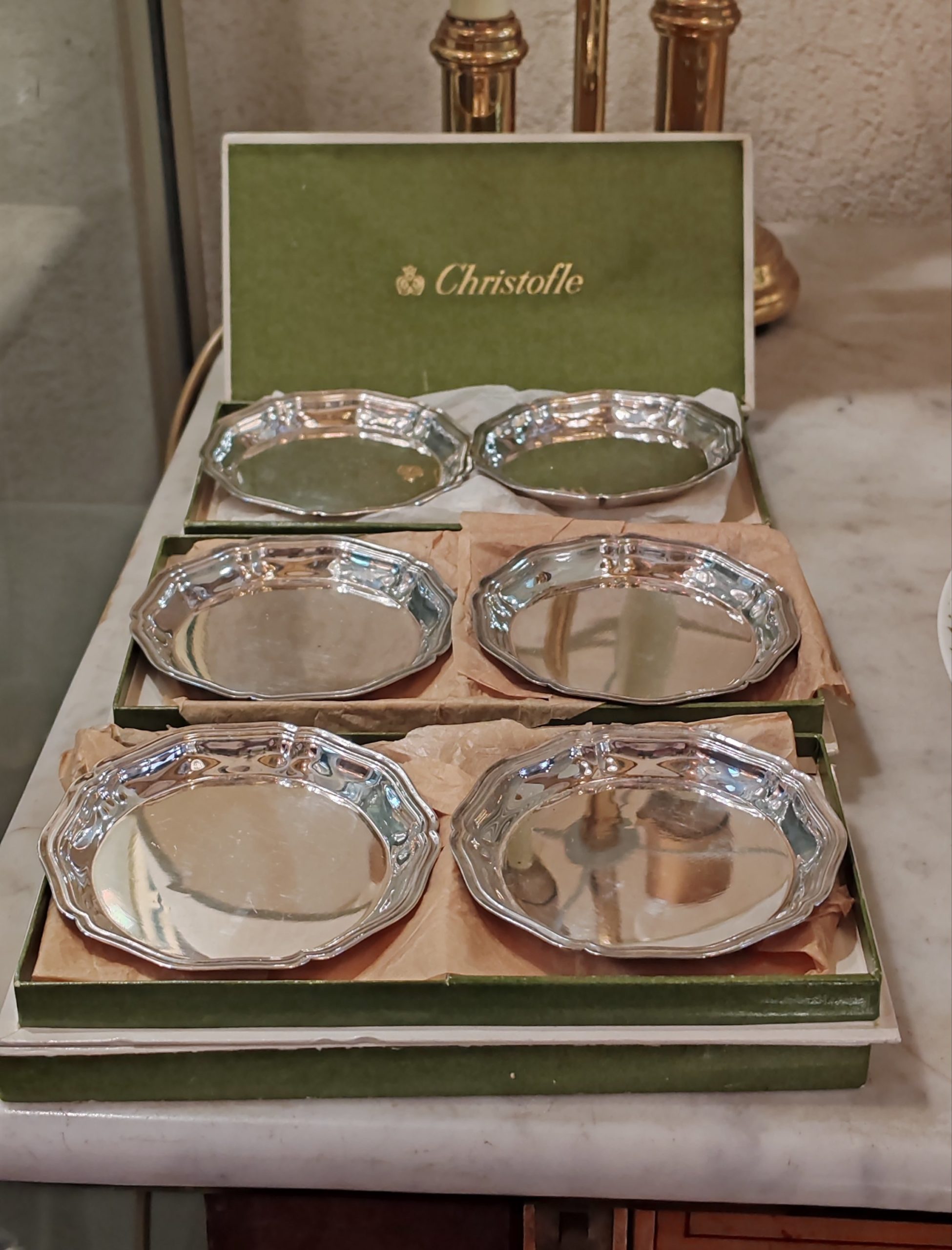 6 Dessous de Verre en Métal Argenté CHRISTOFLE
Modèle Spatours
Dans leur boîte par 2
Diamètre 8,5 cm