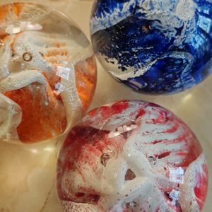 Lot de 3 Sulfures en Cristal
Bleu, orange, rouge associés à du blanc en forme de vague
Diamètre 6, 5 cm / 7 cm