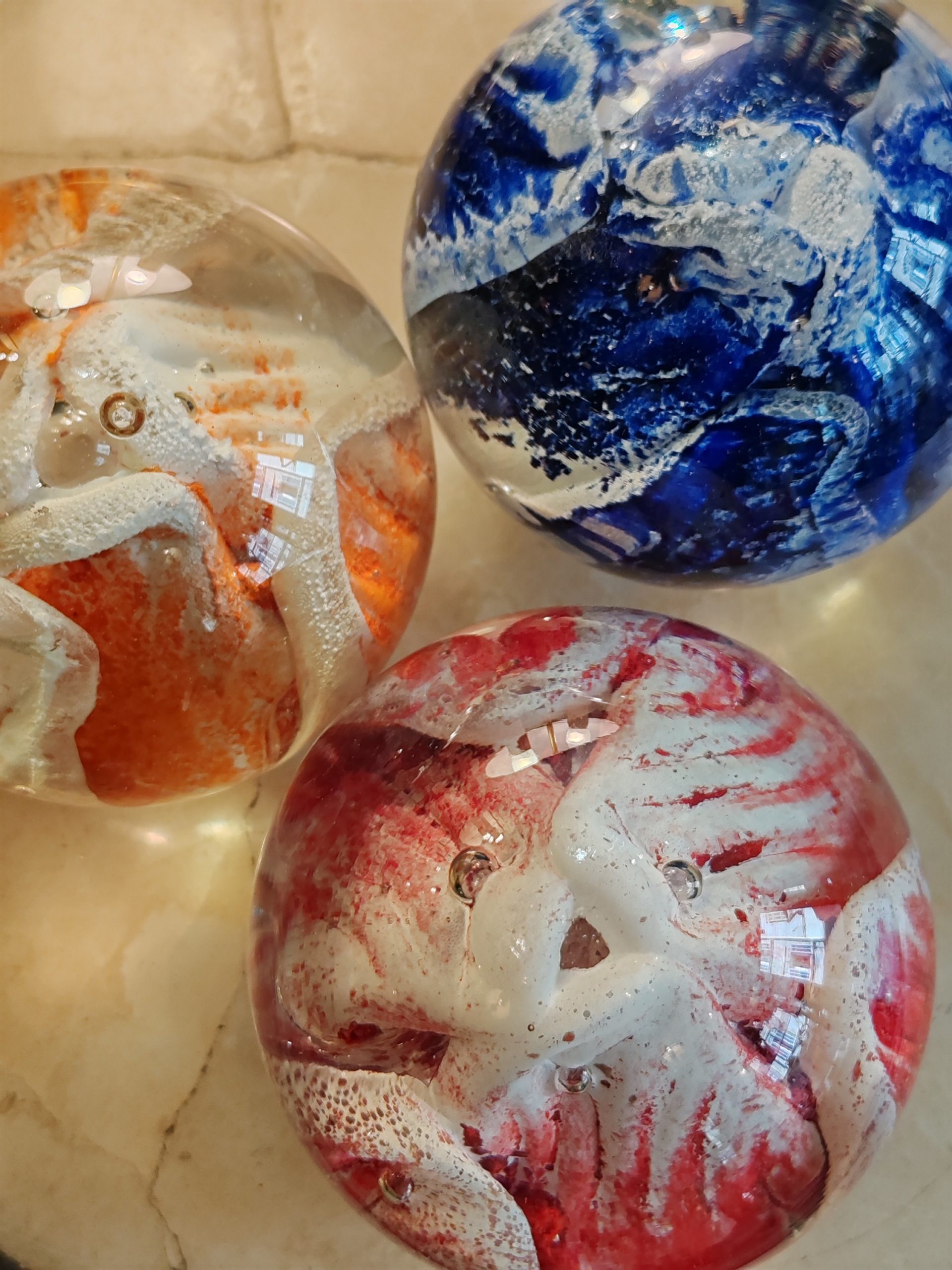 Lot de 3 Sulfures en Cristal
Bleu, orange, rouge associés à du blanc en forme de vague
Diamètre 6, 5 cm / 7 cm