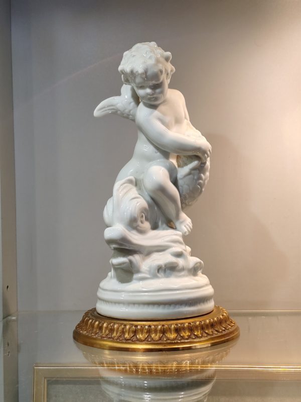 Putto en Porcelaine CAPODIMONTE sur socle en Bronze Doré
Hauteur 23 cm