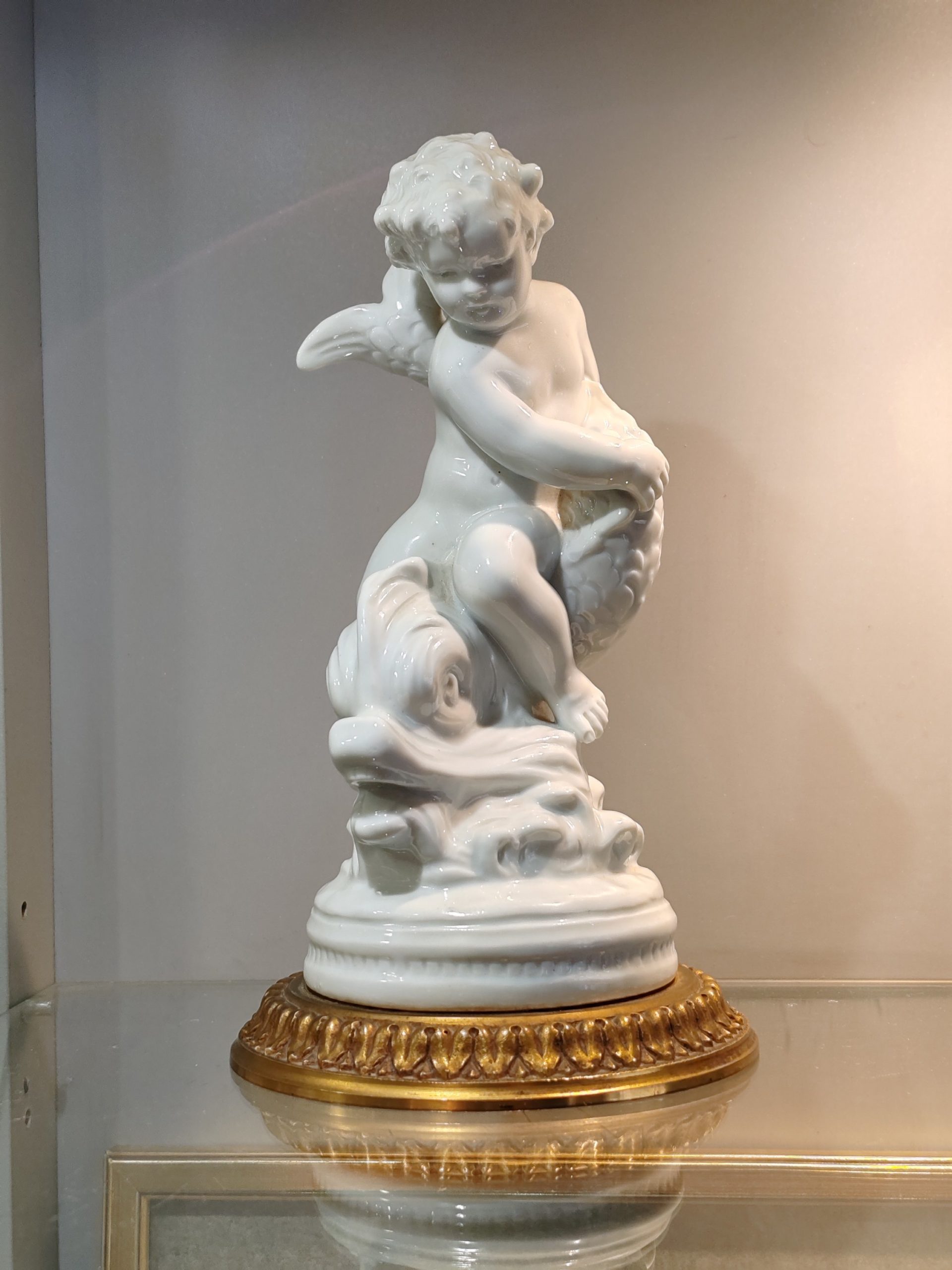 Putto en Porcelaine CAPODIMONTE sur socle en Bronze Doré
Hauteur 23 cm