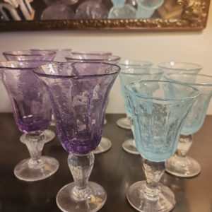 22 Verres sur Pied de BIOT Daniel et Christophe SABA Maîtres Verriers
11 à eau couleur Améthyste Hauteur 16 cm à 16,5 cm - 
11 à vin couleur Bleu Hauteur 13,5 cm à 14 cm.