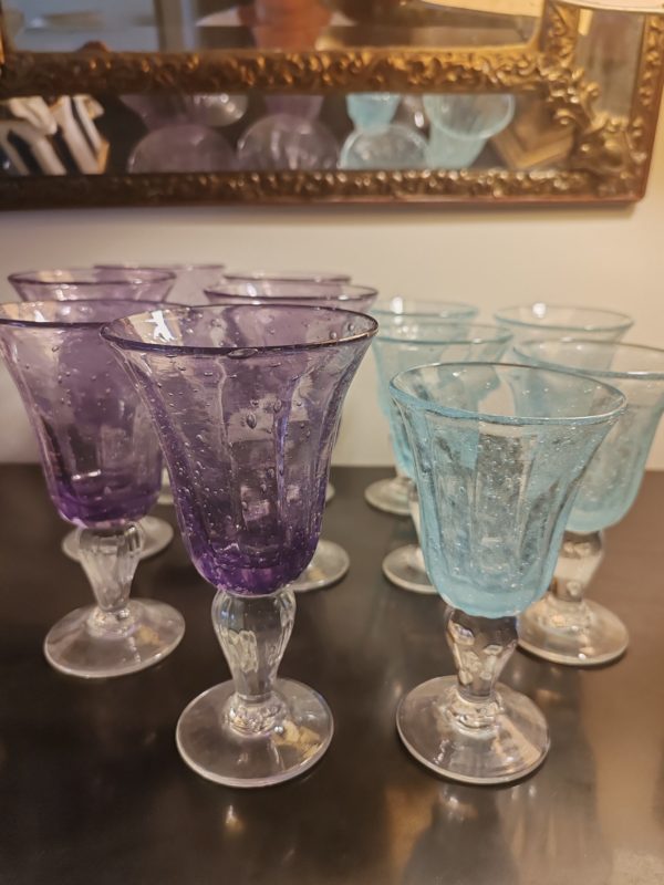 22 Verres sur Pied de BIOT Daniel et Christophe SABA Maîtres Verriers
11 à eau couleur Améthyste Hauteur 16 cm à 16,5 cm - 
11 à vin couleur Bleu Hauteur 13,5 cm à 14 cm.