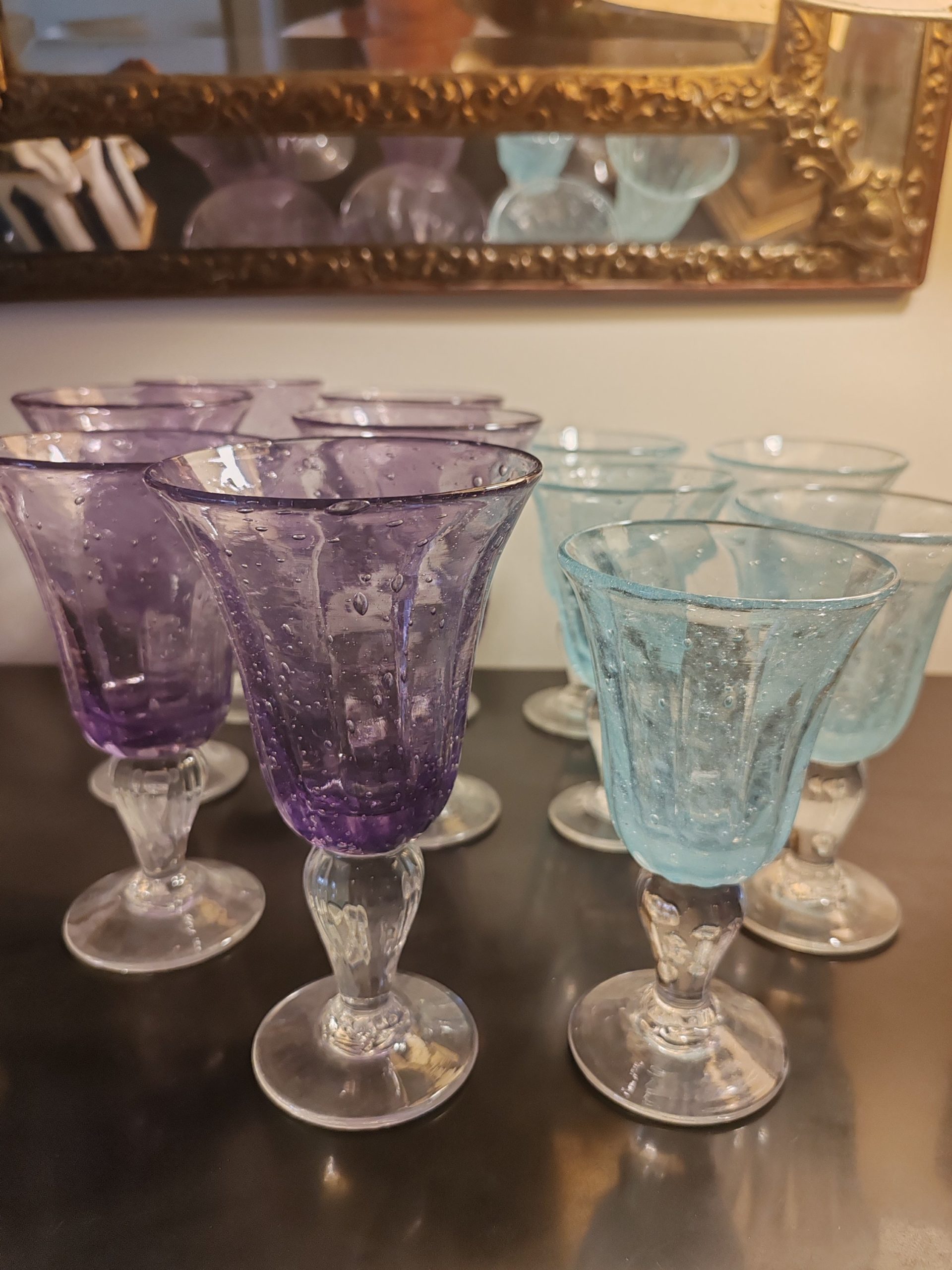 22 Verres sur Pied de BIOT Daniel et Christophe SABA Maîtres Verriers
11 à eau couleur Améthyste Hauteur 16 cm à 16,5 cm - 
11 à vin couleur Bleu Hauteur 13,5 cm à 14 cm.