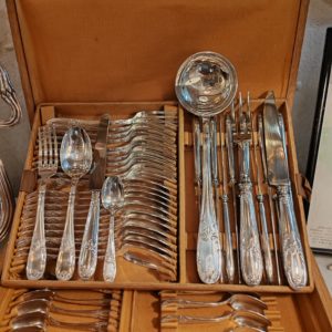 Ménagère Régence 50 Pièces 
dans Coffret en Bois 2 Niveaux et sa clé.