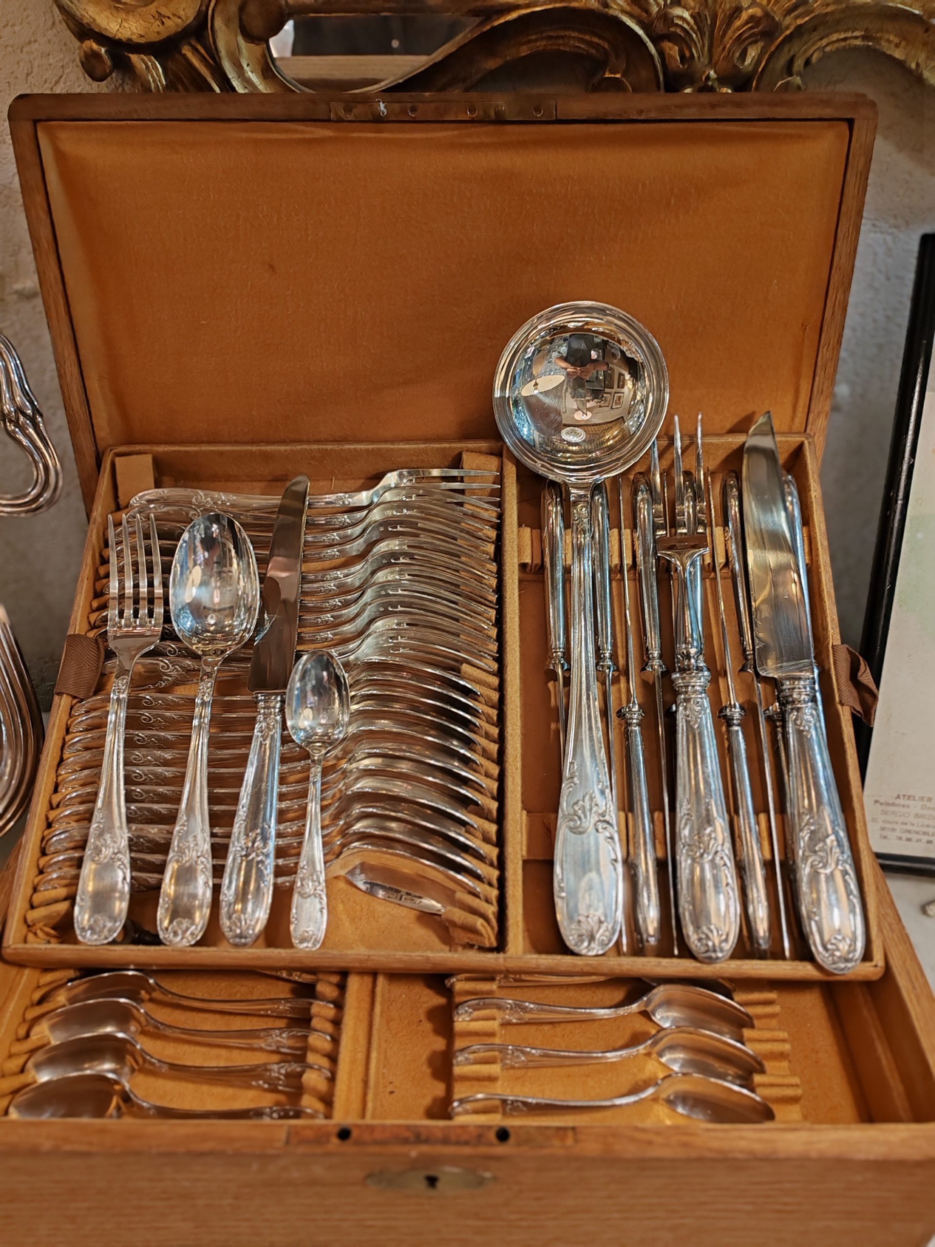 Ménagère Régence 50 Pièces 
dans Coffret en Bois 2 Niveaux et sa clé.