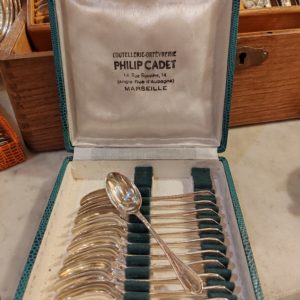 12 Cuillères Moka
en Métal Argenté Style Spartours
Dans leur Écrin