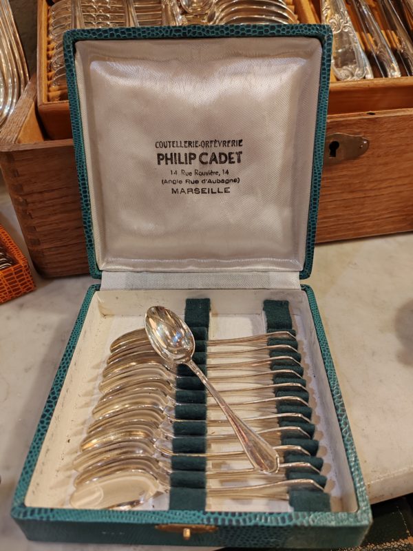 12 Cuillères Moka
en Métal Argenté Style Spartours
Dans leur Écrin