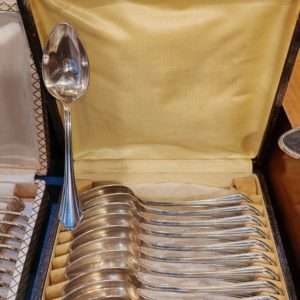 12 Cuillères à Café
en Métal Argenté
dans leur Écrin.