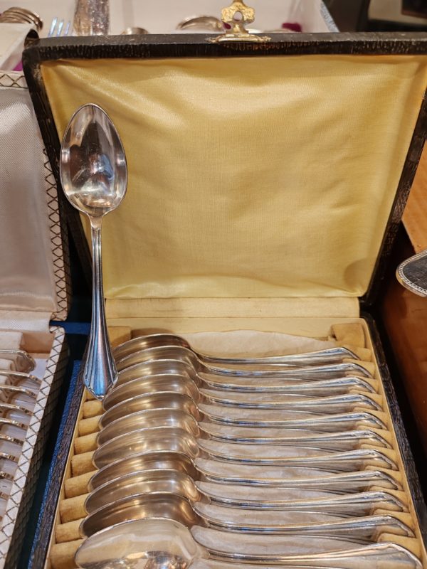 12 Cuillères à Café
en Métal Argenté
dans leur Écrin.