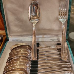 Série de 12 Fourchettes et de 12 cuillères à Hors d'œuvre ou dessert - Demi-couvert -
En Métal Argenté dans leur Écrin