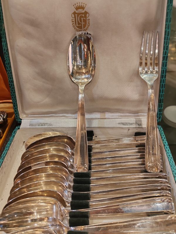 Série de 12 Fourchettes et de 12 cuillères à Hors d'œuvre ou dessert - Demi-couvert -
En Métal Argenté dans leur Écrin
