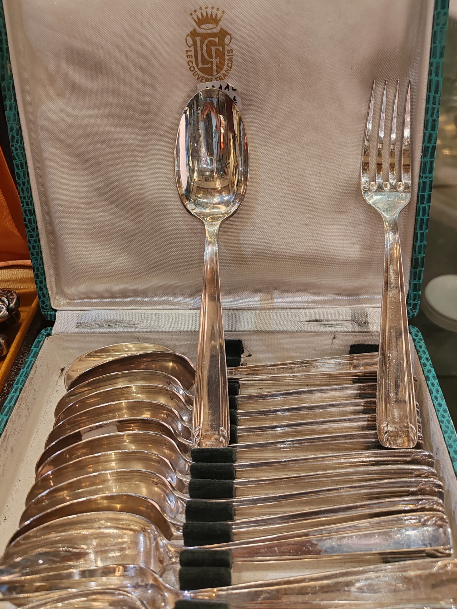 Série de 12 Fourchettes et de 12 cuillères à Hors d'œuvre ou dessert - Demi-couvert -
En Métal Argenté dans leur Écrin