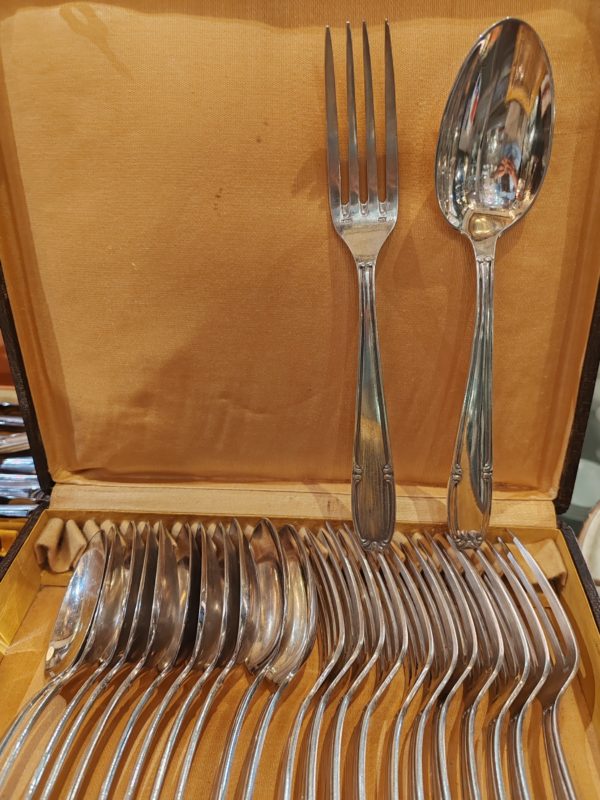 Série de 12 Fourchettes et 12 Cuillères de Table en Métal Argenté dans leur Écrin