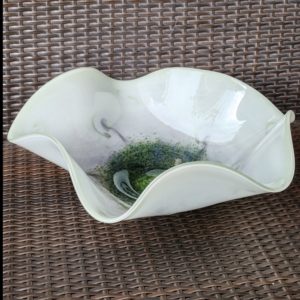 Coupe en Verre soufflé
Signée PASCAL GUERNIC
Maître Verrier à Monpazier
37 cm x 40 cm