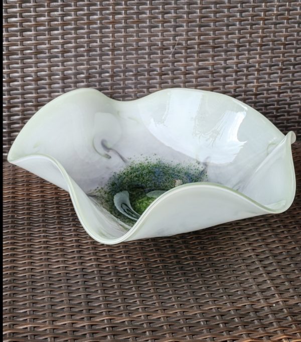 Coupe en Verre soufflé
Signée PASCAL GUERNIC
Maître Verrier à Monpazier
37 cm x 40 cm