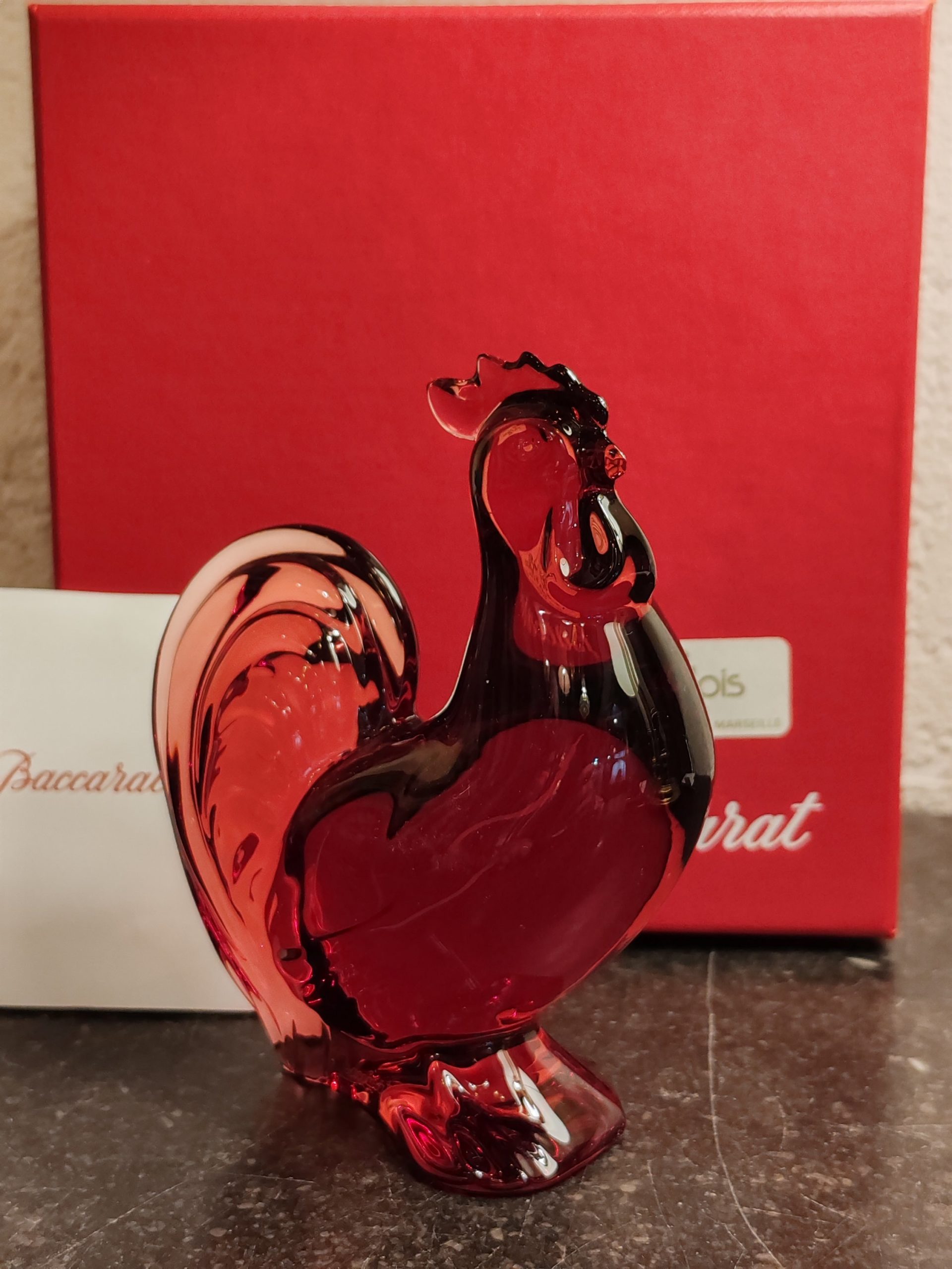 Coq en Cristal de BACCARAT
Couleur Rubis dans sa Boîte.