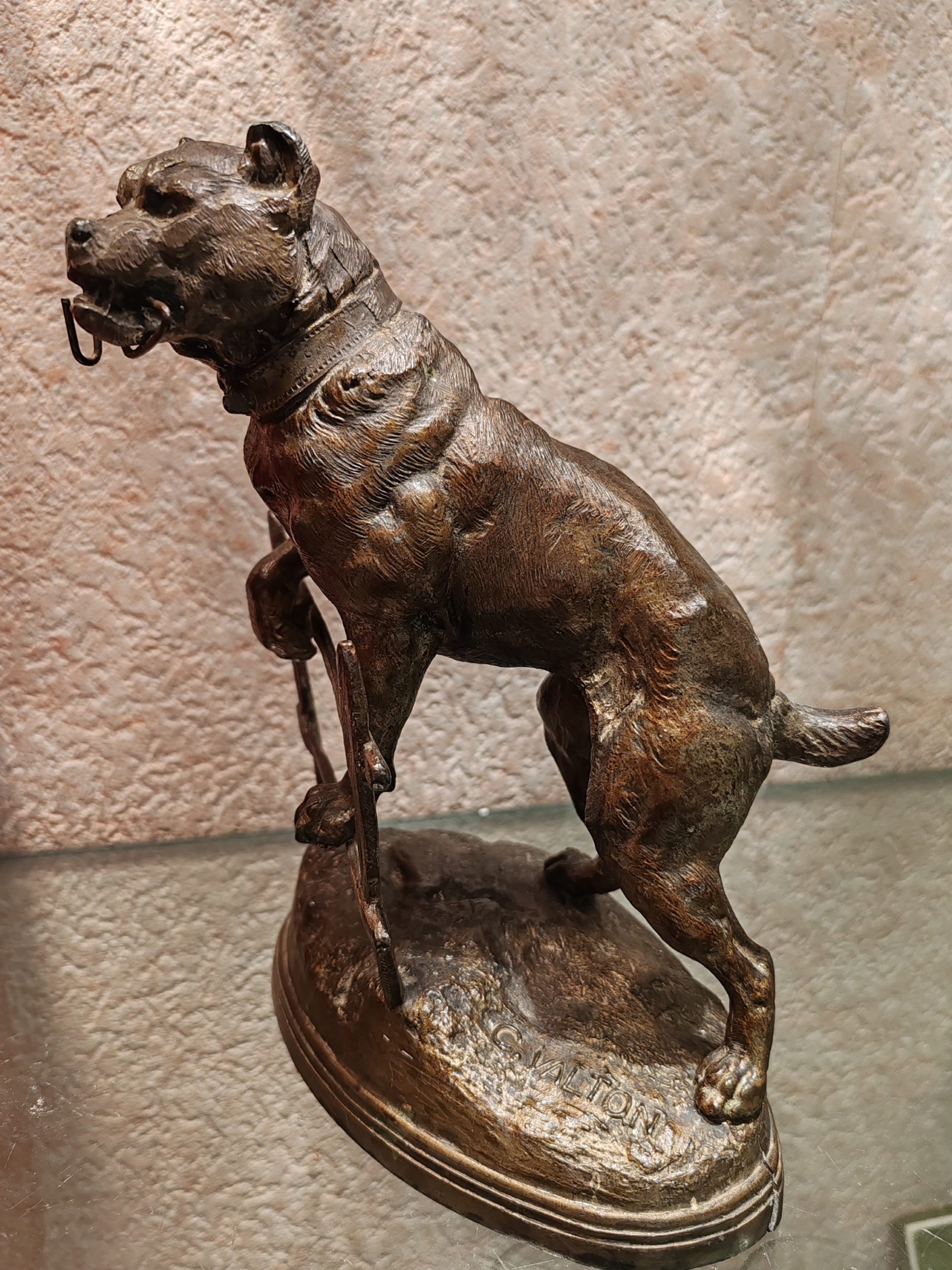 Charles Valton (1851-1918)
Chien De Garde Porte Montre à Gousset XIXe Siècle, Régule, Signé
Hauteur 19,5 cm