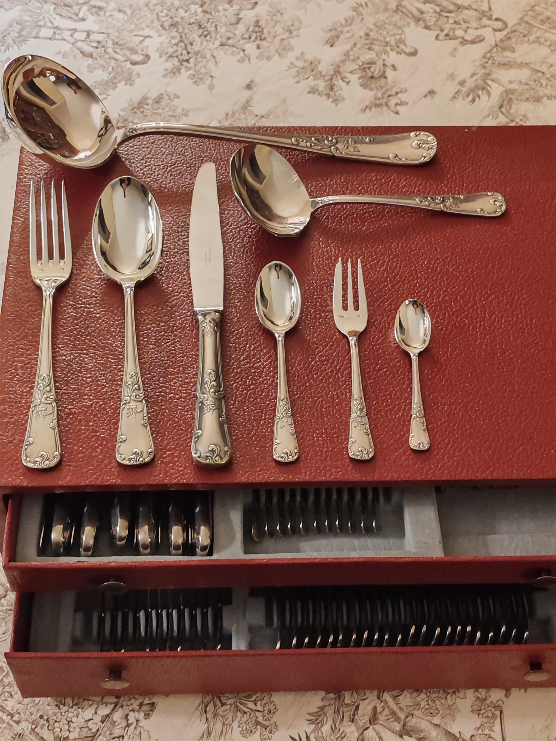 Ménagère LOUIS XV 74 pièces
FRIONNET FRANÇOIS
en Métal Argenté
2 Niveaux