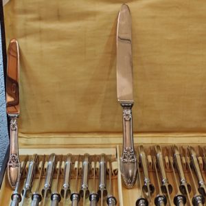 Coffret de 24 Couteaux style Louis XVI Fin XIXÈME
Orfèvre Boulenger
21cm et 25 cm