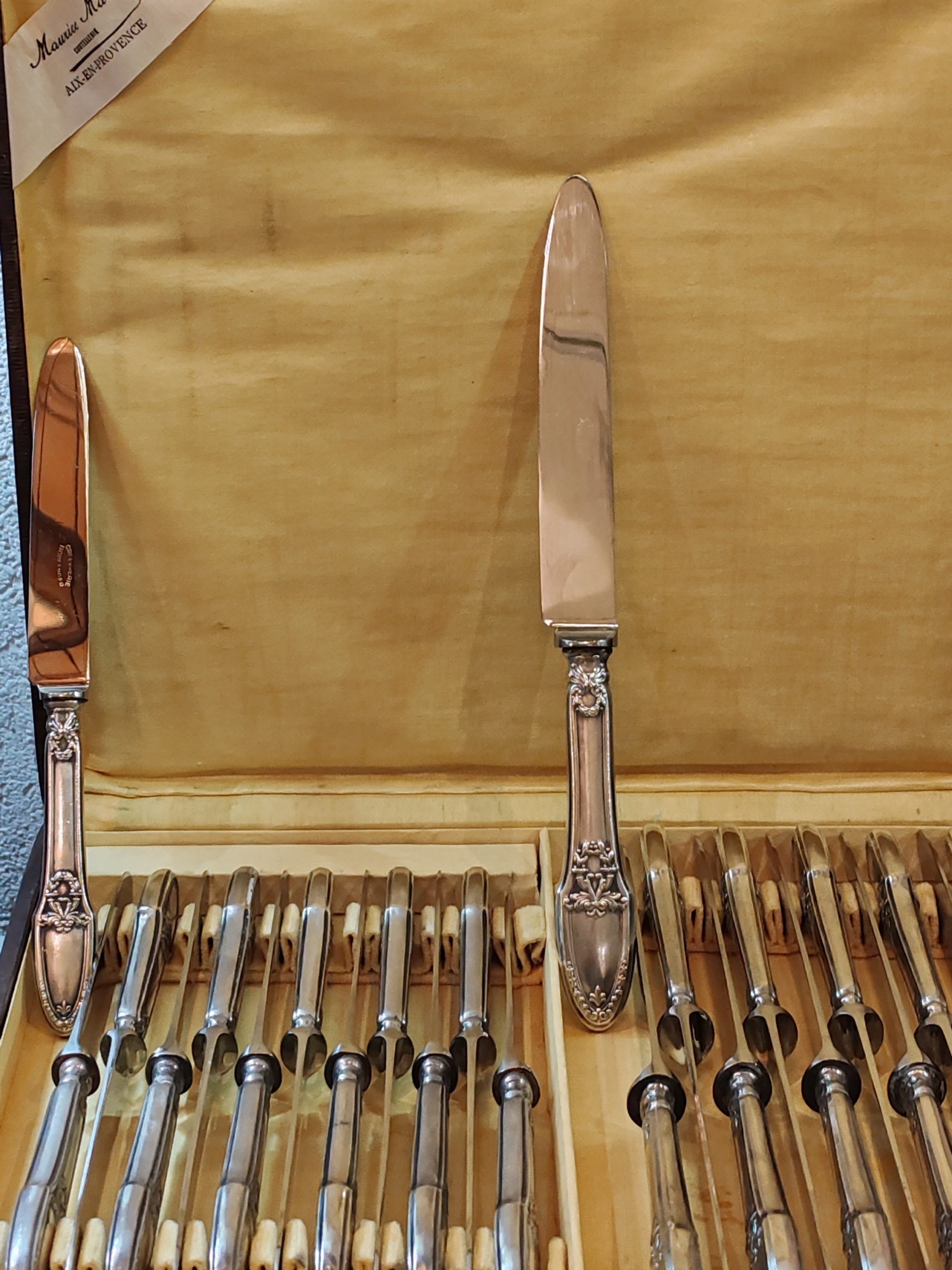 Coffret de 24 Couteaux style Louis XVI Fin XIXÈME
Orfèvre Boulenger
21cm et 25 cm