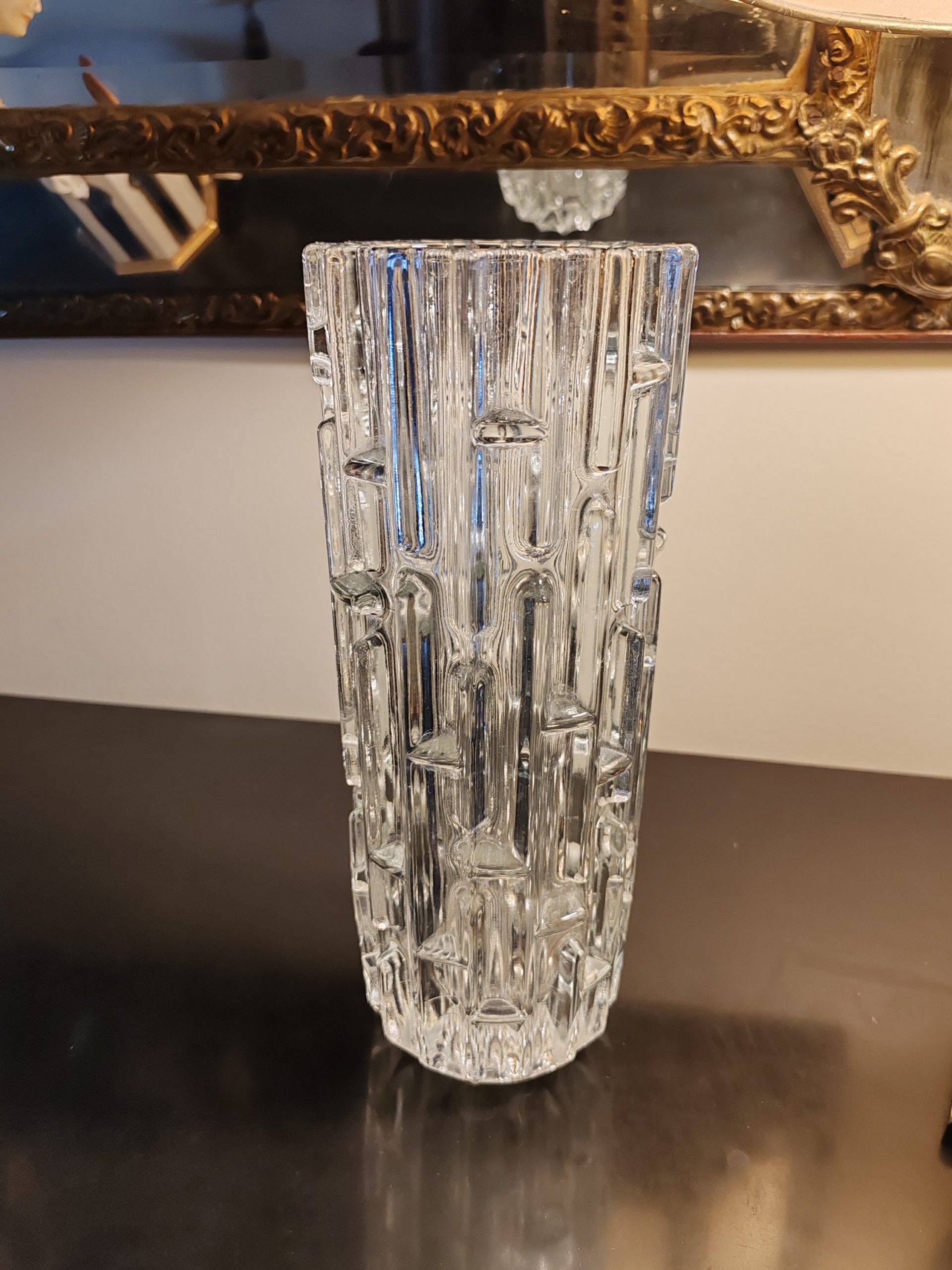 Vase "Labyrinthe" en Cristal
de Bohême -1965
Designer Frantisek Vizner
(1936-2011)-Hauteur 25 cm-