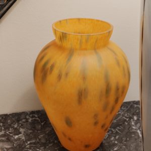 Vase en pâte de verre
Couleur orange
Hauteur 23,5 cm