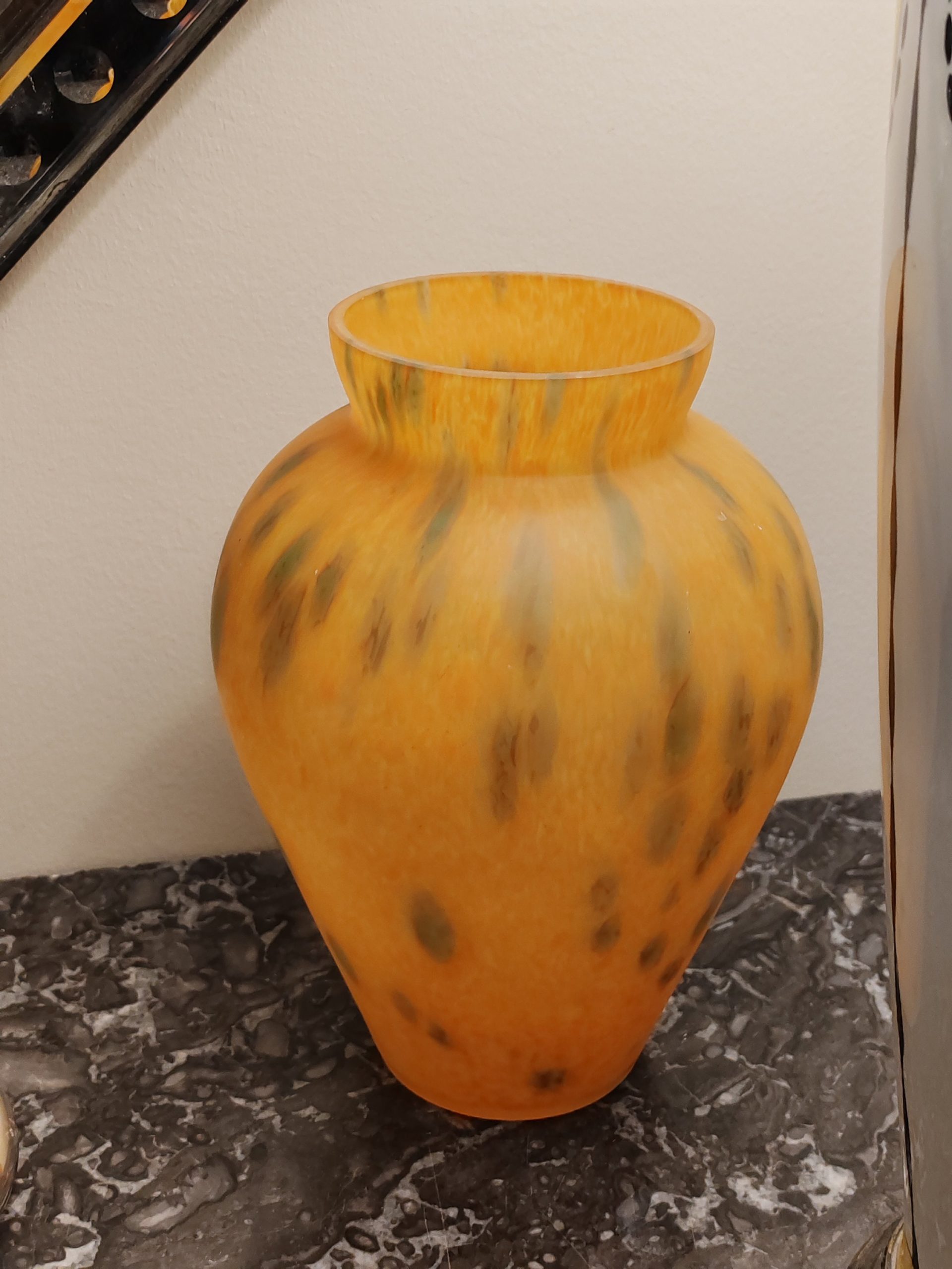 Vase en pâte de verre
Couleur orange
Hauteur 23,5 cm