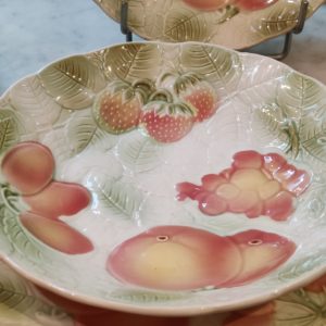 Série de 8 Assiettes Plates et 8 Creuses.
Faïence de SALINS
Diamètres 26 cm et 21 cm