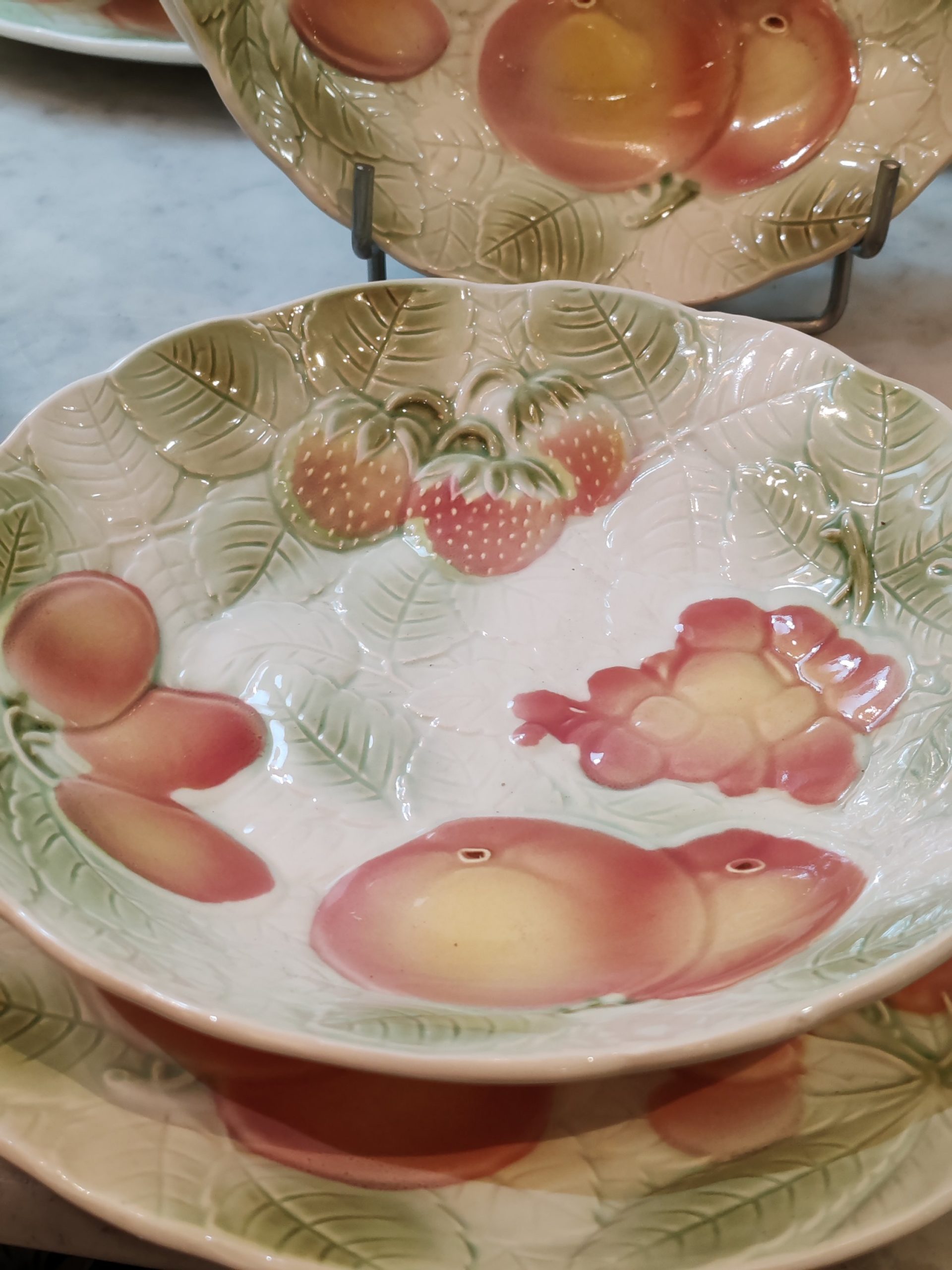 Série de 8 Assiettes Plates et 8 Creuses.
Faïence de SALINS
Diamètres 26 cm et 21 cm