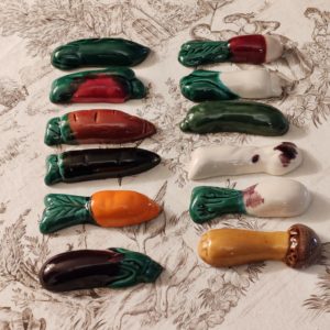 12 Repose-couteaux VALLAURIS
EN Barbotine représentant des légumes.