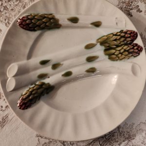 7 Assiettes à Asperges en Barbotine de la Faïencerie de Lunéville Keller & Guérin
Diamètre 22 cm
Début XIXÈME