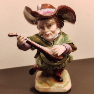 Figurine en Porcelaine Polychrome
CAPODIMONTE Fin XIXÈME
de la "commedia dell'Arte"
Gnome joueur de mandoline