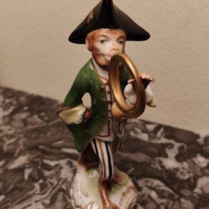 Figurine Singe musicien
"joueur de cor"
Porcelaine Allemande de Volkstedt à Rudolstadt.
Hauteur 12, 5 cm