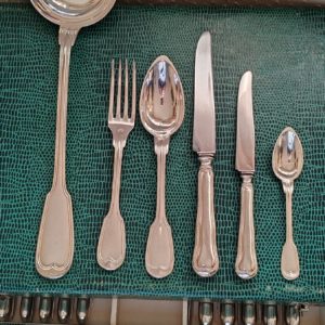 Ménagère en Métal Argenté 
61 Pièces
Fin XIXÈME Début XXÈME
Modèle au filet.