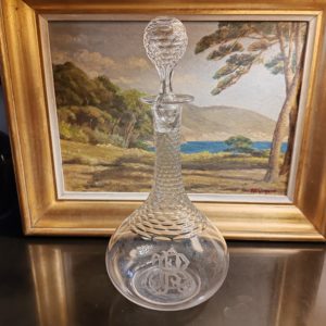 Carafe XIXÈME Val St Lambert
en Cristal. Celle-ci est Taillée le long du col et sur le bouchon ornée d'un monogramme. 
Hauteur 20cm