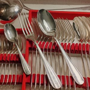 Ménagère ART DÉCO
37 Pièces en Métal Argenté
Dans son Écrin.