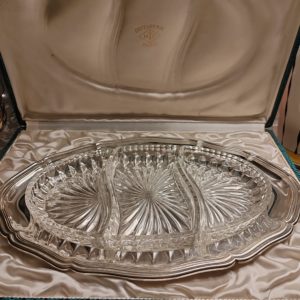 Nécessaire à Hors d'oeuvre
Plateau Ovale Métal Argenté 
23,5 cm x 35,5 cm
3 compartiments en verre