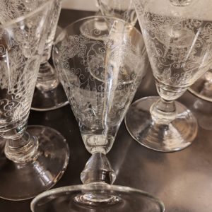11 Verres sur pied 
Période Art Déco 
en Cristal Gravé
Hauteur 13,5 cm