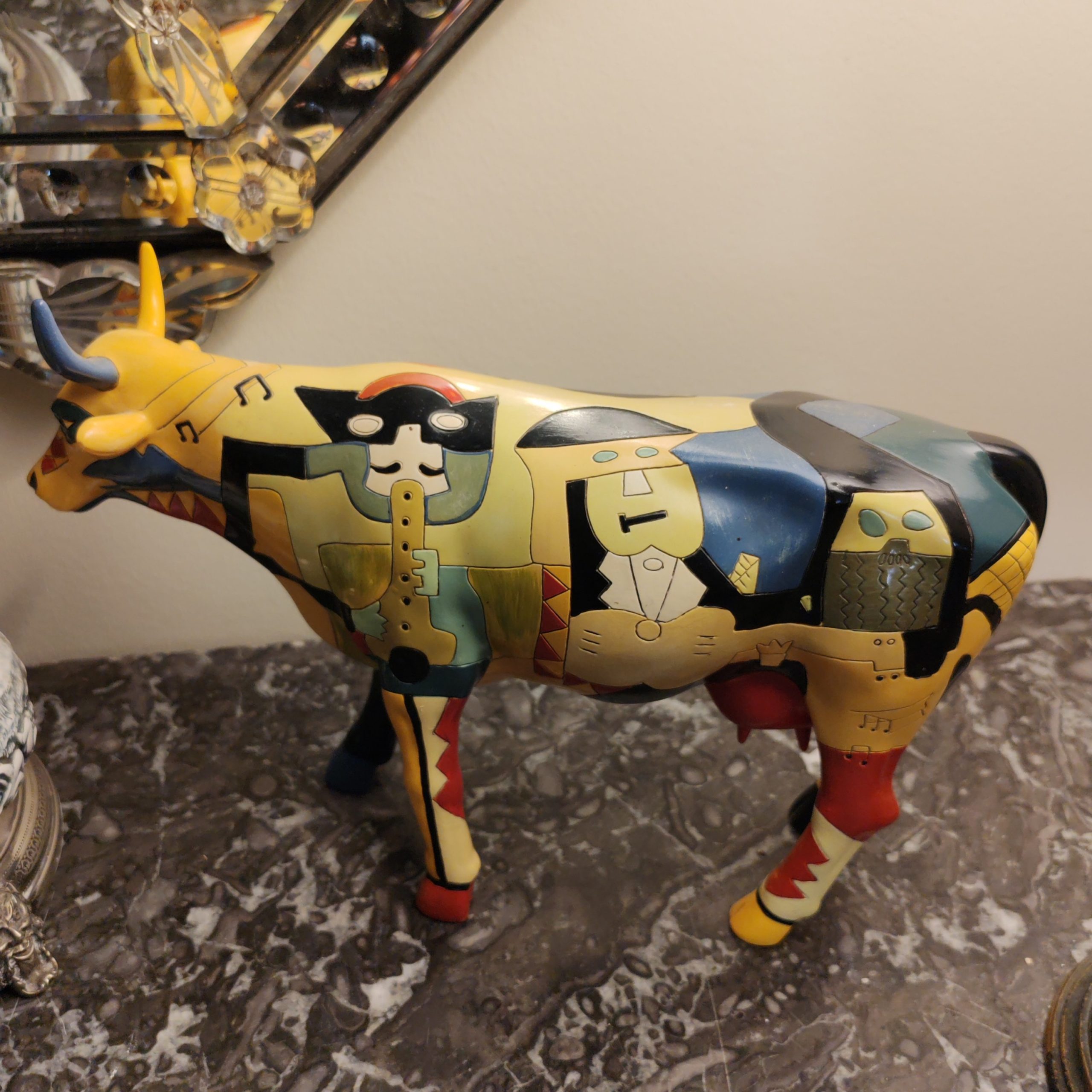 Vache COW PARADE "Picosowso' Moosicians" POP ART Année 2003 signée, Peinte à la main.
Longueur 30cm
Designer : Allison Gregory