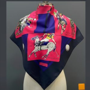 Carré HERMÈS « Le Monde du Polo »POLO CUP PALM BEACH en Twill de soie 90 cm x 90 cm Dans sa Boîte