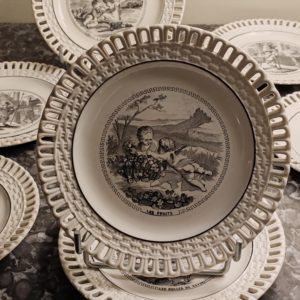 8 Assiettes Longwy
à thème MI-XIXÈME
Décor de Putto Diamètre 19,5 cm