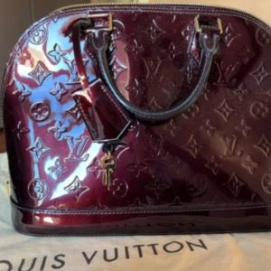 Sac à main
LOUIS VUITTON
Grand Modèle Alma
En cuir verni monogramme Bordeaux