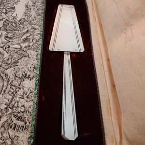 Pelle à Gâteau
Art Déco 
Dans son écrin
Longueur 26,3 cm