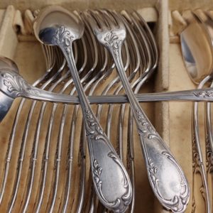 Ménagère 25 pièces en métal argenté – Commande Spéciale de Haute Façon, Style Louis XV Rocaille
Fin XIXe / Début XXe siècle