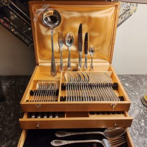 Ménagère 62 Pièces
Maison ERCUIS
Modèle LOUIS XV
dans Coffret en queues d'aronde en chêne 3 niveaux
